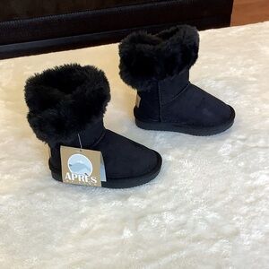 NWT - Girls Apres Boots for Toddlers Size 6!